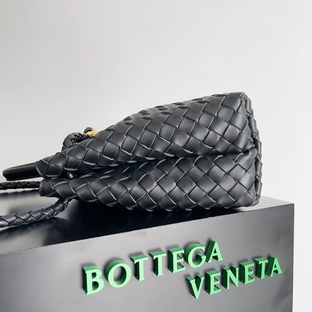 The 2023 new Andiamo batch of 2260 BV has been shipped‼ ️Really popular🔥The new Andiamo woven handbag launched by Bottega Veneta this season is really popular all over the world! ! Celebrities at home and abroad have worn it, and Oscar-winning actress Michelle Yeoh has taken it out on the street. Song Jia, Trai Yara, Yu Feihong, Sanji Ayaka, Rosie Hunting-Whiteley, Yoshioka Riho, etc. have all picked up this bag. It is classic and versatile, showing off its temperament, and the bag capacity is also large, which is very convenient for daily commuting! ! A variety of carrying methods, the shoulder straps can be adjusted by yourself, the original lambskin feels soft and delicate, and the unisex style breaks the gender boundaries and brings a more practical and long-lasting use experience. Andiamo, which has both elegant and casual styles, perfectly interprets the true appearance of "fashionable old money style". Style number: 743572 Size: 32*24*12